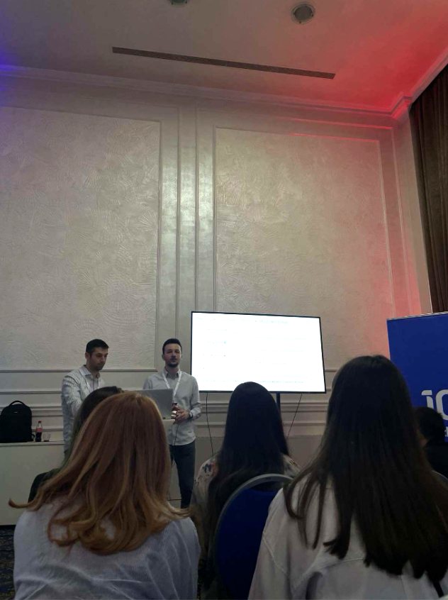 Attendees watching the four types of search intent session